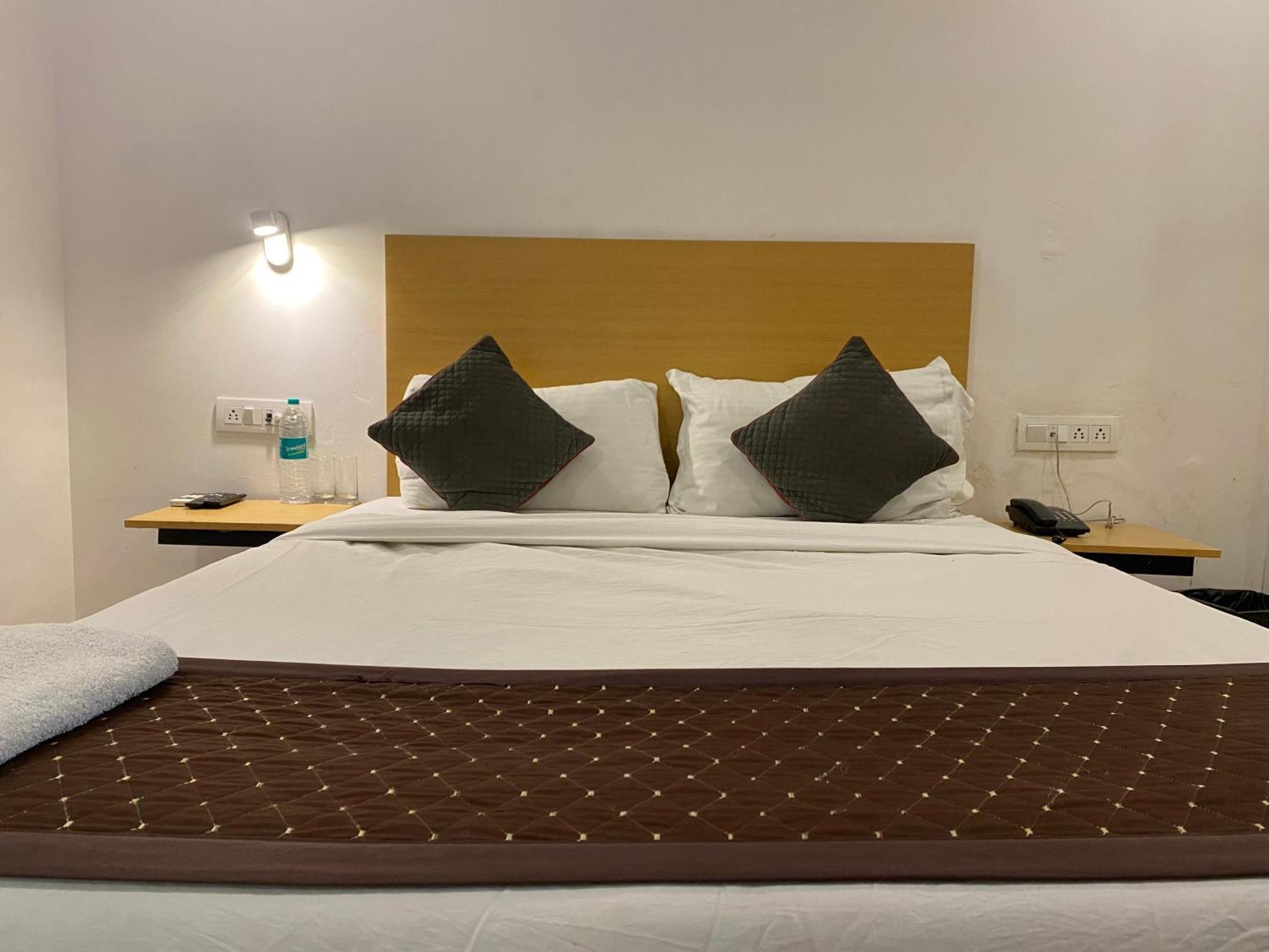 Qotel Hotel Ip Residency East Delhi Preet Vihar ニューデリー エクステリア 写真