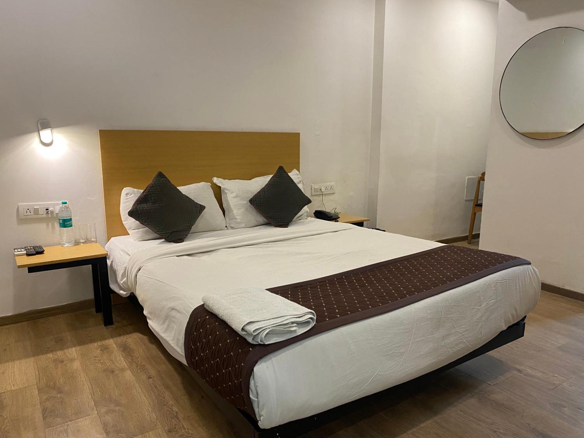 Qotel Hotel Ip Residency East Delhi Preet Vihar ニューデリー エクステリア 写真